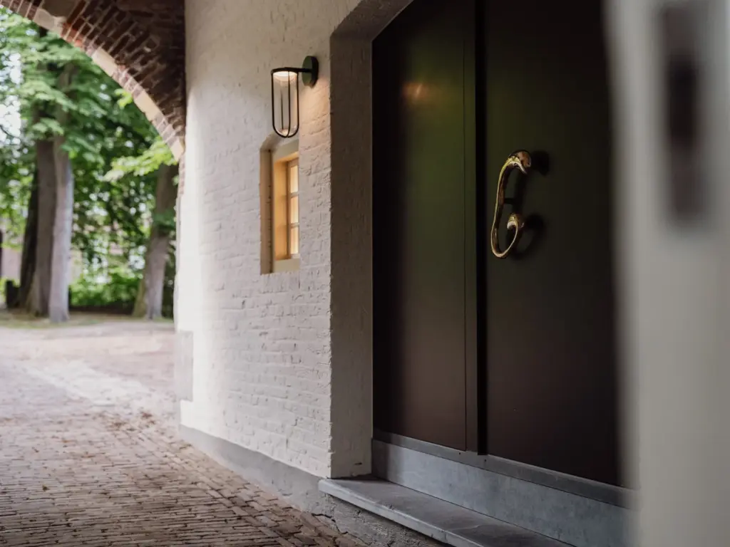 Zijdeur van Kasteel Gemert bij Restaurant GEM., met messing deurgreep
