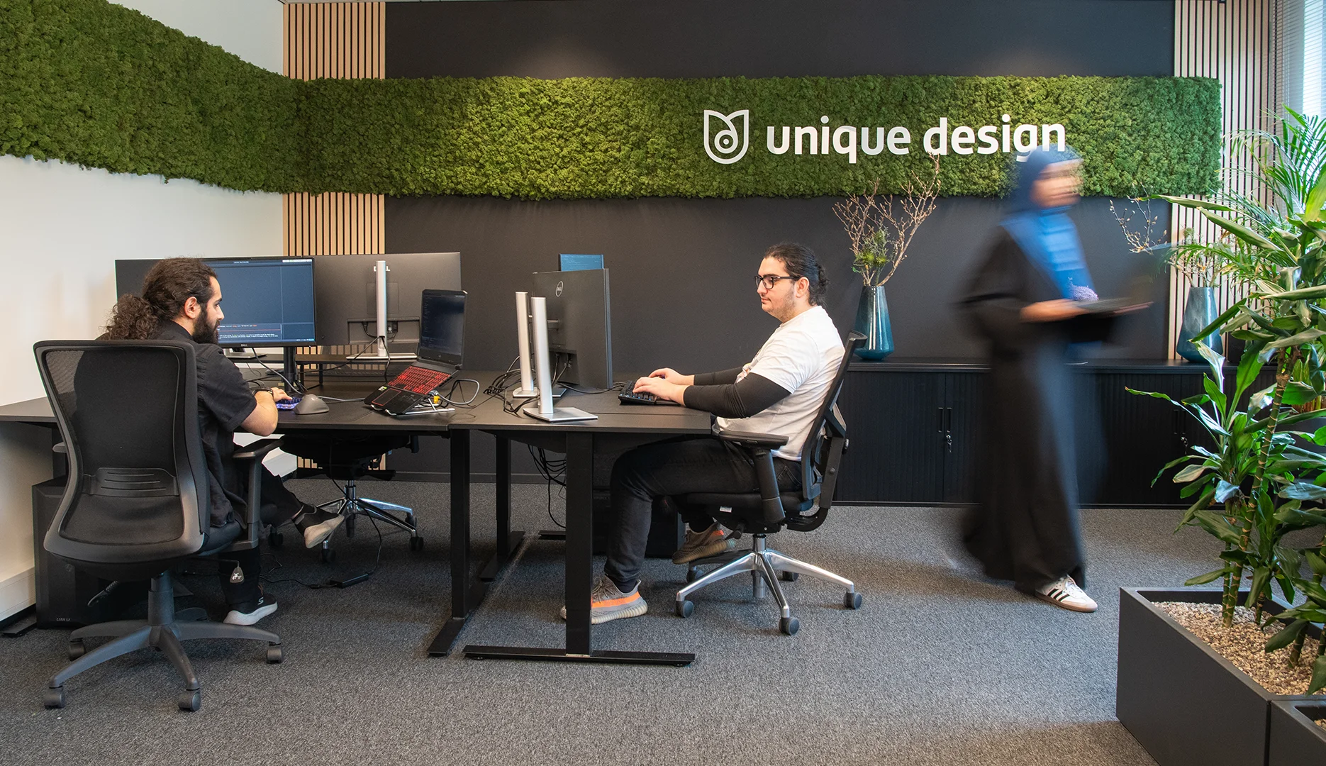 Webdevelopers van Unique Design uit Tilburg aan het werk in het vernieuwde kantoor