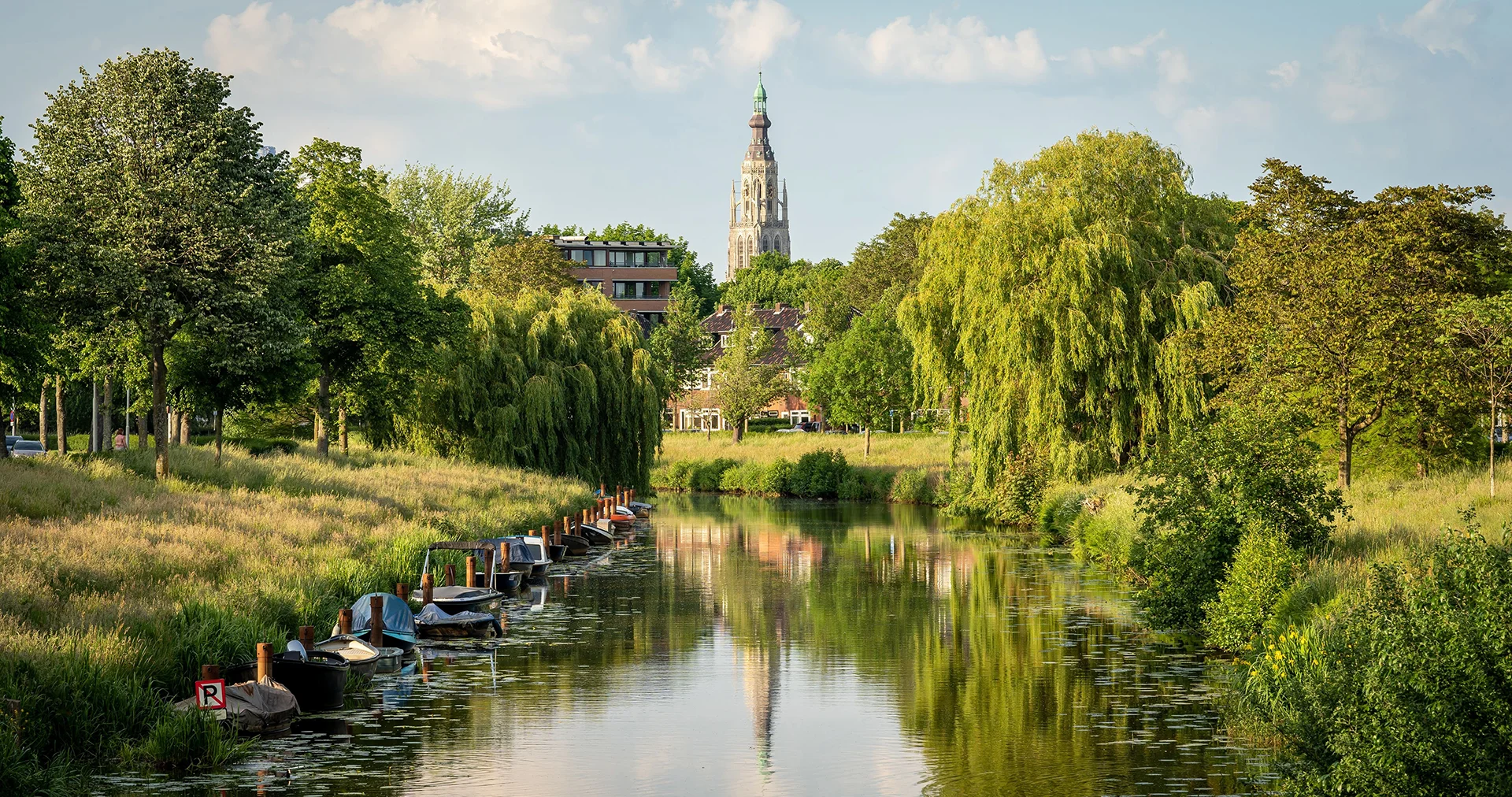 De haven van Breda met de Grote Kerk op de achtergrond