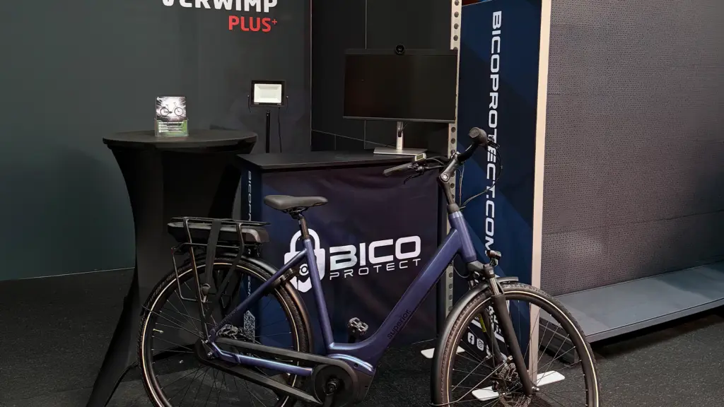 Beursstand van BICO Protect met een donkerblauwe e-bike en een bicoprotect.com-banner