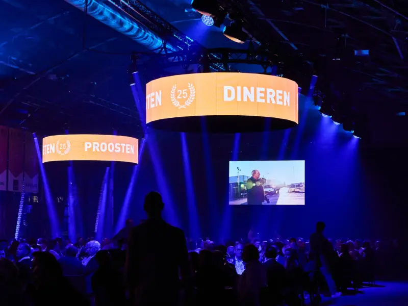 Zaal van de BOV Trofee 2025 met verlichte ringen boven het publiek