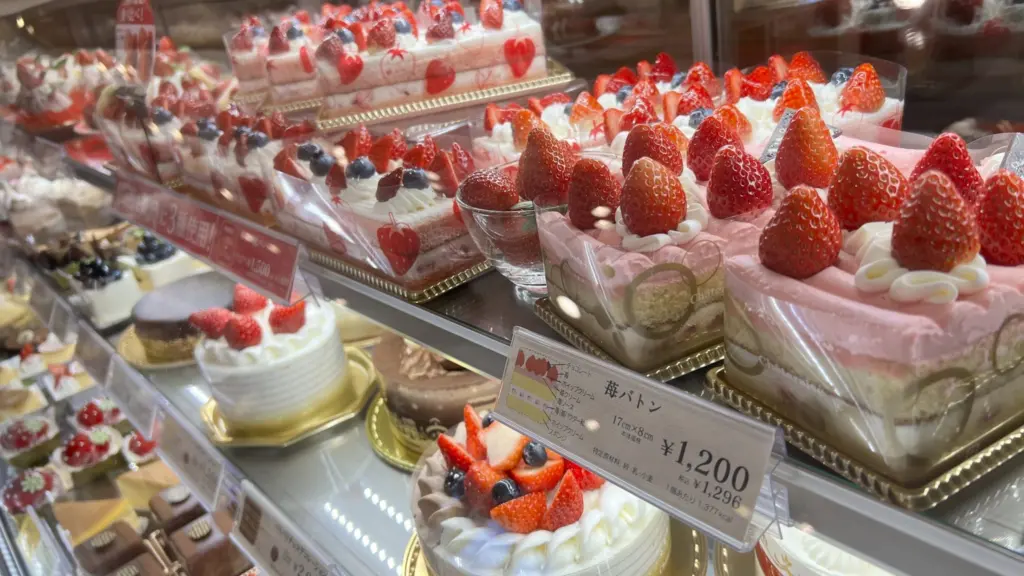 Vitrine met aardbeientaarten en gebakjes van Châteraisé